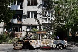 A self-destructing car is being built and a residential edition added to an apartment in Sloviansk, Ukraine, May 31, 2022. (AP Photo / Andriy Andriyenko)