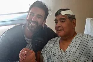 Diego Maradona junto a su médico, Luque