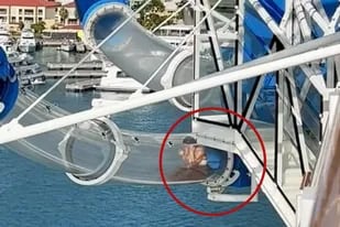 Una mujer quedó atrapada en el tobogán acuático de un crucero