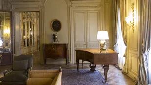 Las salas se replican entre grandes cortinados antiguos y pesados, aberturas de bronce de minucioso diseño, tapizados, boiseries con destellos dorados y candelabros
