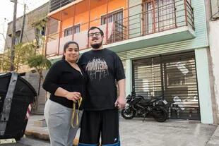 Maximiliano y Lorena en la puerta de su nuevo hogar, en La Boca, al que accedieron gracias a un alquiler tutelado