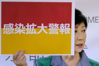 Yuriko Koike, la gobernadora de Tokio, mostró el cartel de "alerta por propagación de infección"