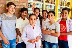 La Fundación Manos Misioneras premia a los alumnos que llegan a 7mo. grado con el Viaje al Mar, una semana que los egresados pasan recorriendo Buenos Aires y la Costa Atlántica.