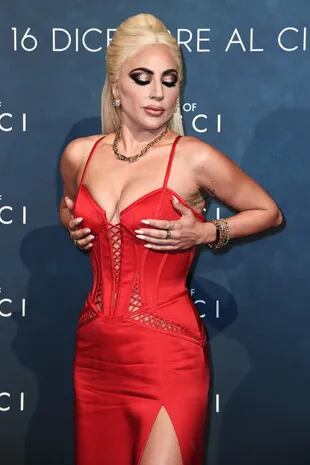 Con un diseño de corsé y abertura lateral, Lady Gaga comentó en las redes sociales tras el estreno de House of Gucci en Milán: "Hecho de satén de seda, el vestido se inspira en los diseños de la colección Versace Primavera-Verano 1995". Y agregó: "Estoy muy agradecida y honrada de estar en la película".