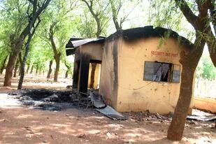 Un puesto de seguridad quemado donde una estudiante del Shehu Shagari College of Education fue golpeada y quemada hasta la muerte el viernes 13 de mayo de 2022 en Sokoto, Nigeria. (AP Foto/Olu Akinrele)