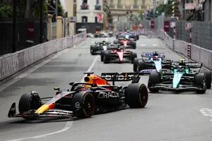 Verstappen domina en la partida del Gran Premio de Mónaco y Alonso defiende el segundo lugar