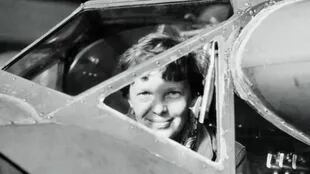 Amelia Earhart en el lugar que más amaba: la cabina de vuelo 