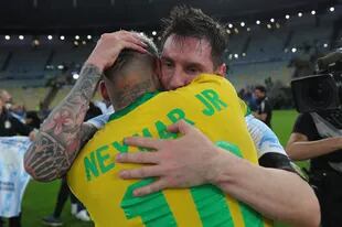 El saludo de Lionel Messi y Neymar luego de la final de la Copa América 2021 entre Argentina y Brasil