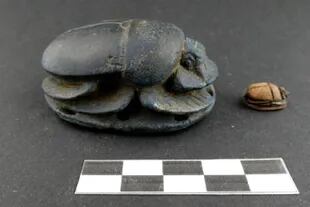 AMuletos de escarabajos, entre otros objetos, fueron hallados en la tumba del hombre, que vivió hace 2500 años en el antiguo Egipto