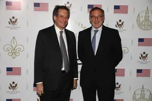 Miguel Ángel Pesce, presidente del Banco Central, y Claudio Cesario, presidente de ABA, en el festejo por la Independencia de EE. UU.