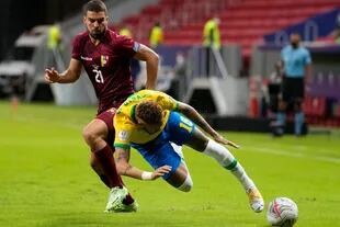 Neymar es derribado por  Alexander González en el partido inaugural de la Copa América 2021 entre Brasil y Venezuela.