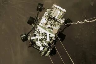 El rover Perseverance durante la etapa de descenso a la superficie marciana
