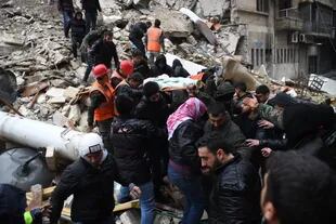 Miembros de la Defensa CIvil siria sacan heridos de entre los escombros en Alepo