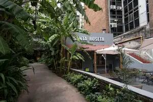 El café secreto que funciona en un edificio de los años 40 del barrio de Belgrano