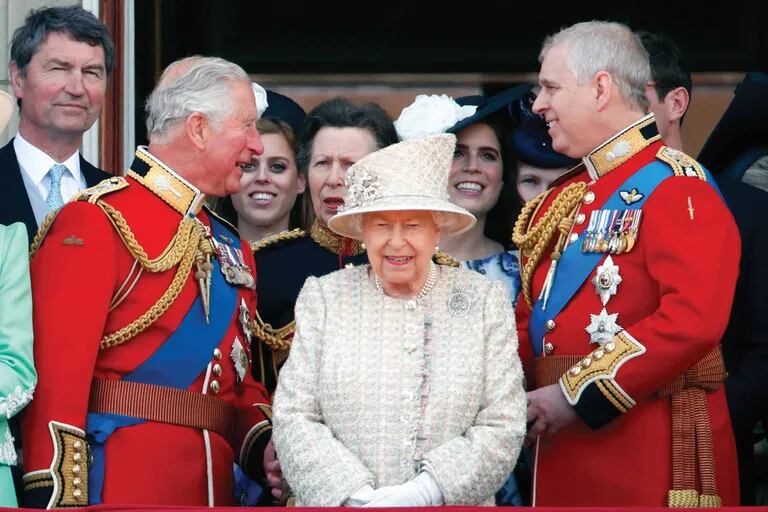 Con el príncipe de Gales y el duque de York, en junio de 2019, viendo el desfile Trooping The Colour desde el balcón del Palacio de Buckingham. Cinco meses después, Andrés se retiró de la vida pública tras conocerse su relación con Jeffrey Epstein.
