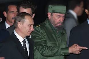 Esta foto de archivo tomada el 13 de diciembre de 2000 muestra al presidente cubano Fidel Castro dando la bienvenida al presidente ruso Vladimir Putin en el aeropuerto José Martí en La Habana