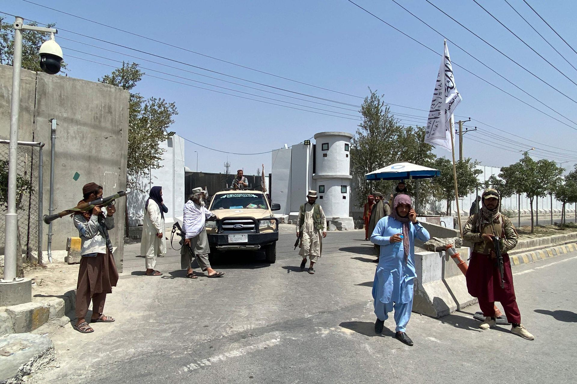 Combatientes talibanes montan guardia en una puerta de entrada frente al Ministerio del Interior en Kabul