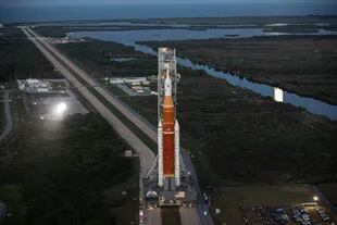 El lanzamiento de Artemis 1 está programado para mayo de este año; sería una misión no tripulada cuyo objetivo es ir hasta la Luna; para esto  usarán el gigantesco SLS el cohete más potente de la NASA