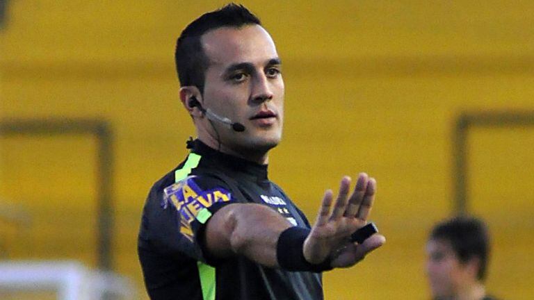 Fernando Espinoza, un árbitro de gestos marcados en la forma de dirigir: nunca pasa inadvertido 