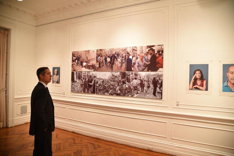 En simultáneo a la exposición, el Consulado argentino desplegará imágenes tomadas el 18 de julio de 1994 por el fotógrafo Julio Menajovsky, uno de los primeros reporteros gráficos en llegar al lugar del atentado