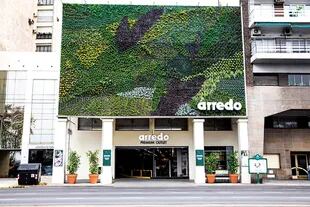 En el local ubicado sobre Libertador, todo un mural de plantas