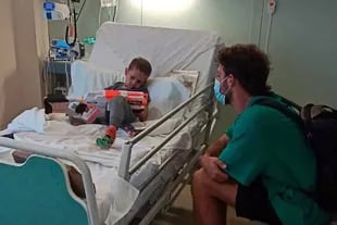 Santiago Maratea en su visita a Fede, el chico cordobés que logró viajar a Barcelona y comenzar su tratamiento médico, pero falleció meses después.