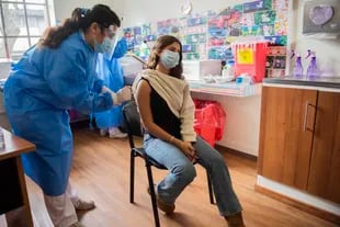 Una enfermera inyecta una dosis de la vacuna contra el covid-19 en Montevideo, Uruguay
