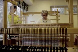 "Träffpunkt". Centro para jubilados de Lund, Suecia. Ana aprende a tejer en telar. Luego se trasladó el taller de trabajo a una sala de exhibición.