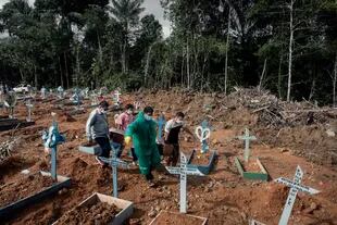 El funeral de una víctima de COVID-19 en Manaus, Brasil, 19 de mayo de 2020
