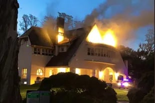 Un voraz incendio destruyó el club house de un exclusivo country en Rosario