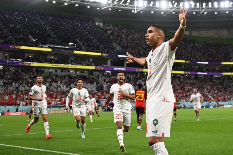 Il Marocco ha sostituito d’urgenza il suo portiere e si è visto annullare un gol su punizione, ma ha battuto il Belgio 2-0