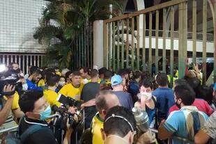 Provocaciones entre hinchas argentinos y brasileños en la puerta 7 del estadio Maracaná.