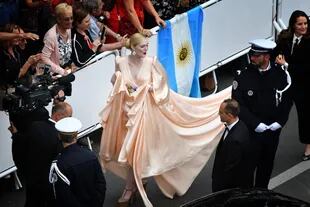 Elle Fanning, miembro del jurado del Festival, en su llegada a la alfombra roja, justo delante de una bandera argentina
