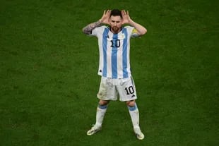 Lionel Messi celebra tras marcar el segundo gol de su equipo; el gesto del 'Topo Gigio', un inesperado homenaje a Riquelme