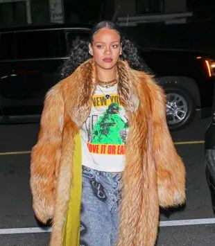 La cantante Rihanna, de 34 años, luce un abrigo de piel completo cuando sale por primera vez en público para cenar con amigos en el restaurante italiano Giorgio Baldi