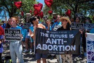 Texas prohíbe el aborto después de las seis semanas y “recompensará” a quienes denuncien casos