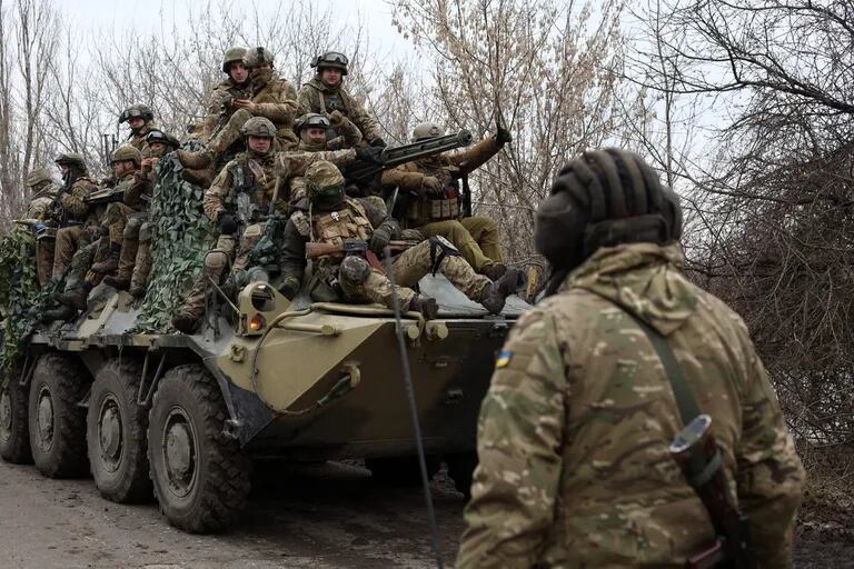 Fuerzas ucranianas se alistan para repeler la invasión rusa en la región de Lugansk. (Photo by Anatolii STEPANOV / AFP)