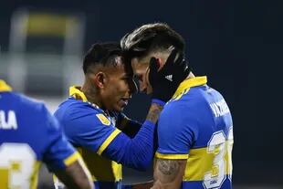 Sebastián Villa y Luis Vázquez celebran el gol contra Defensa y Justicia; Boca lleva cinco encuentros sin perder y quiere extender esa racha contra Tucumán, el líder de la Liga Profesional de Fútbol, en La Bombonera.