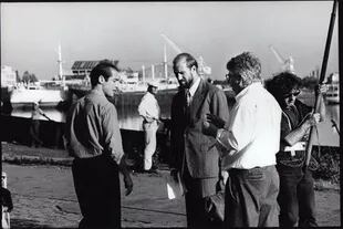 Luis Puenzo dirige una escena del rodaje de La Peste con William Hurt y Jean-Marc Barr