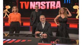 Angela Lerena, Diego Ramos y Marina Calabró, panelistas de TV Nostra, junto al conductor del ciclo, Jorge Rial