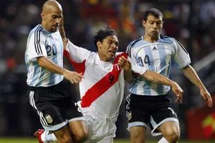 Verón y Mascherano jugando juntos en la selección, en un partido ante Perú