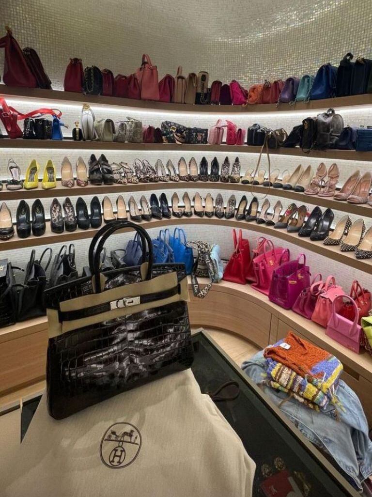 La argentina conserva su colección de carteras de lujo prolijamente ordenada en su vestidor