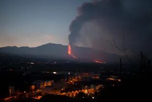 El colapso de una parte del cráter del volcán, ayer por la noche, aumentó las explosiones y la corriente de lava (JORGE GUERRERO / AFP)