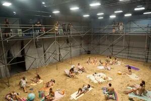 Cómo es la ópera experimental "Sun & Sea" con cantantes recostados sobre toneladas de arena