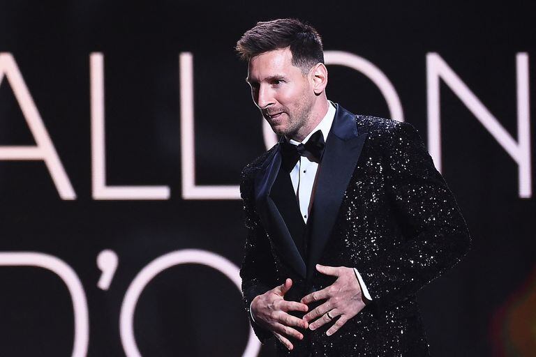 El delantero argentino del Paris Saint-Germain, Lionel Messi, llega para pronunciar un discurso después de recibir el premio Balón de Oro durante la ceremonia de entrega del Balón de Oro de Francia 2021 en el Teatro du Chatelet de París el 29 de noviembre de 2021.