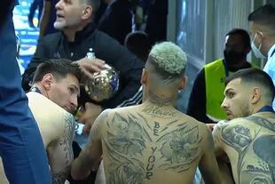 Lionel Messi y Neymar, junto a Leandro Paredes, conversando un rato después de la final; al 10 argentino se le cortó la racha en la Copa América, al 10 brasileño todavía no.