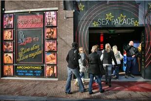 Un teatro peep-show durante la primera jornada de puertas abiertas en el distrito rojo de Amsterdam, en 2006