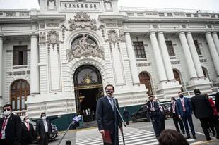 El presidente peruano, Martín Vizcarra, hoy antes de entrar al Congreso