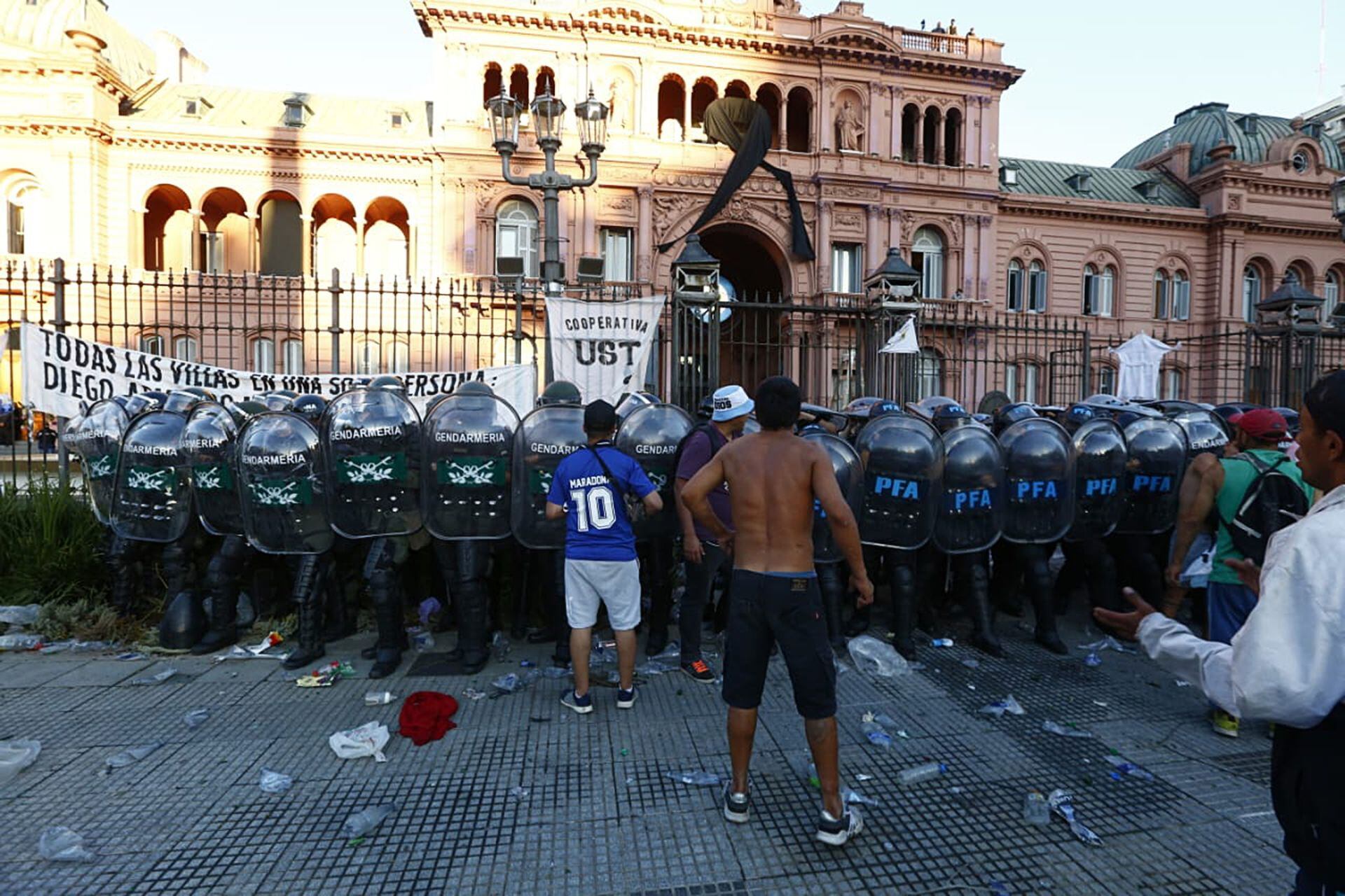 Incidentes en la Casa Rosada, dónde se llevó a cabo el velatorio de Diego Maradona