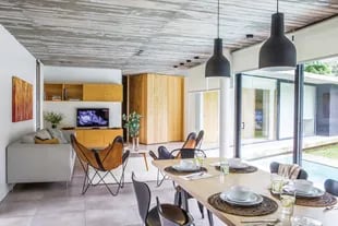 Sobre la mesa, individuales de fibras naturales y servilletas de algodón (Claudia Adorno). Equipada para 6 o 7 personas, esta vivienda se alquila en cualquier momento del año por Airbnb. 